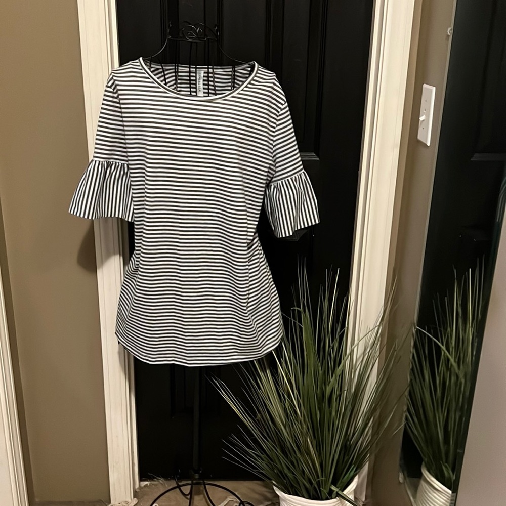 Womans top with ruffle sleeve